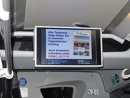 Monitorwerbung im Stadtbus von Neustrelitz